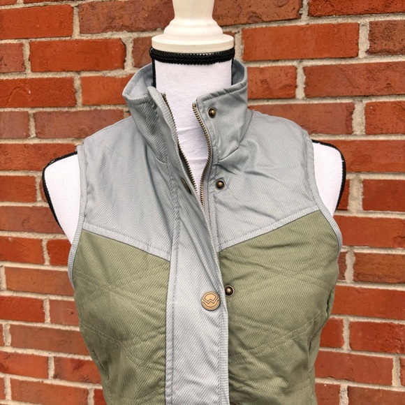 Magellan Outdoors Classic Fit Zip Button Front Green Grey Vest Womens Small - Picture 2 of 6